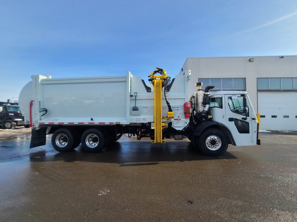 2022 MACK LR MCNEILUS ZR SIDE LOADER Amtruck Limited