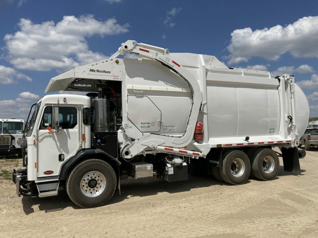 2023 PETERBILT 520 / MCNEILUS CONTENDER FRONT LOADER - Amtruck Limited