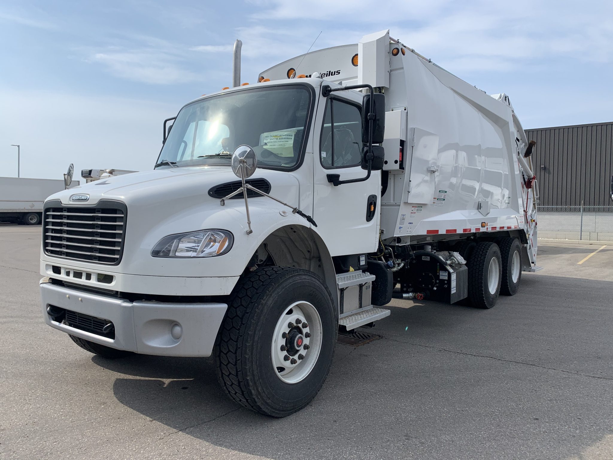 2024 FREIGHTLINER M2106 / MCNEILUS HEAVY DUTY REAR LOADER Amtruck