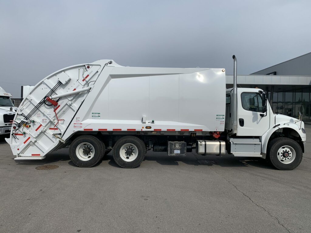 2024 FREIGHTLINER M2106 / MCNEILUS HEAVY DUTY REAR LOADER Amtruck Limited