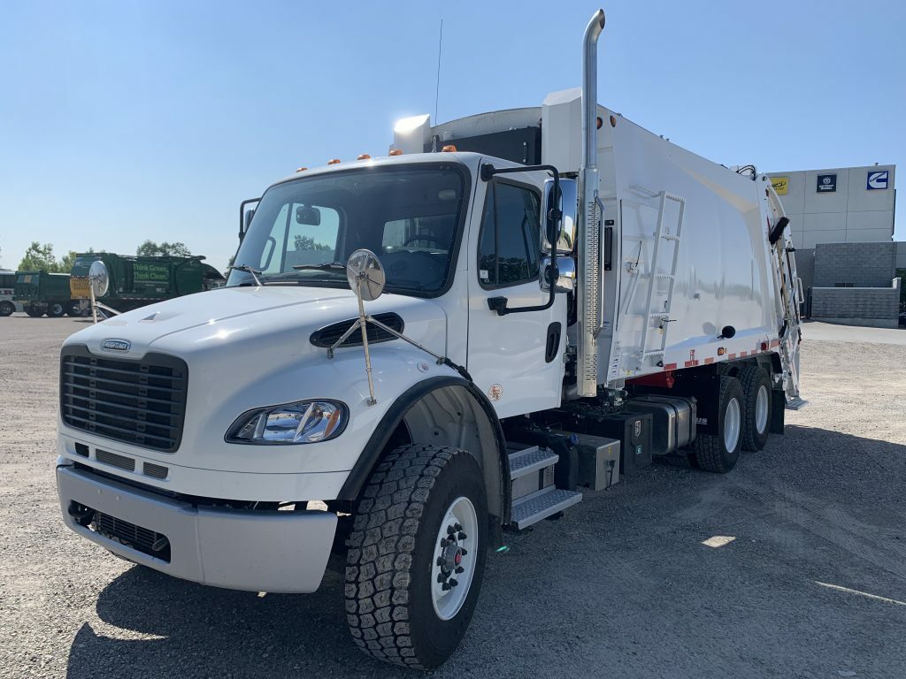 2022 FREIGHTLINER M2106 / MCNEILUS SPLIT REAR LOADER Amtruck Limited